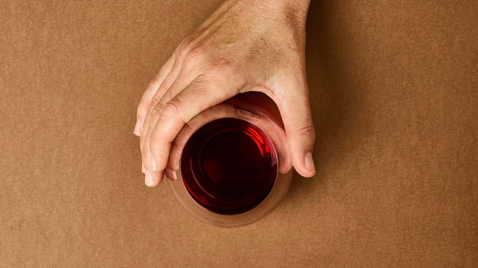 the-right-way-to-hold-a-stemless-wine-glass